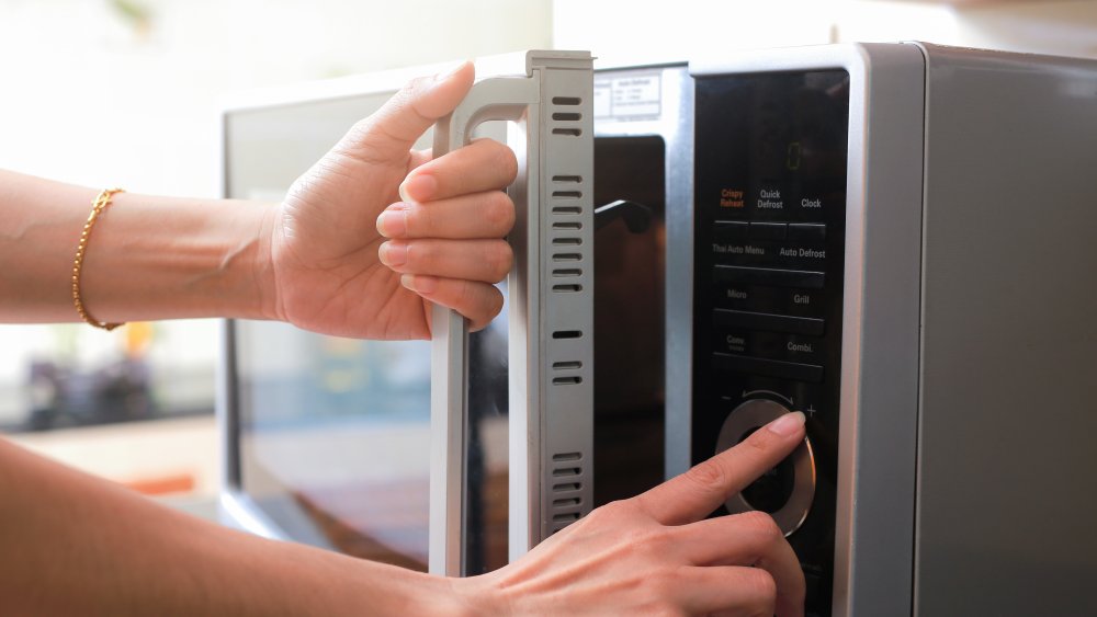 How to Use Defrost on Microwave 2